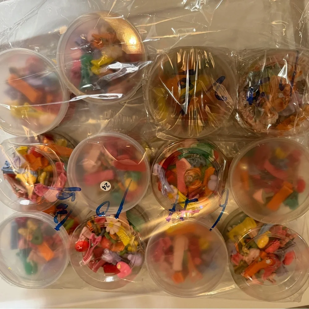 1 jar of small cute hair clips NiP